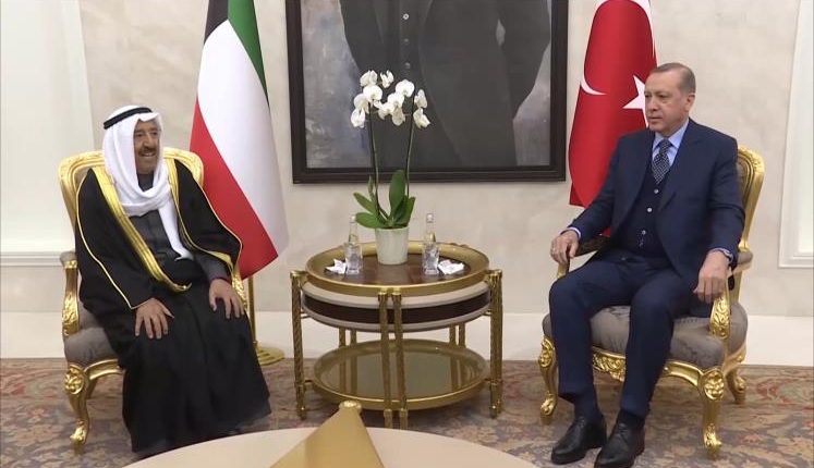 لقاء أمير الكويت (يسار) وأردوغان تناول علاقات البلدين (الجزيرة)