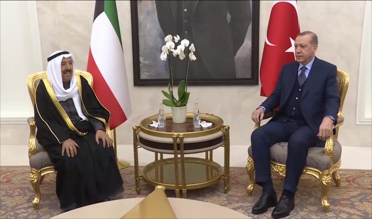 لقاء أمير الكويت (يسار) وأردوغان تناول علاقات البلدين (الجزيرة)