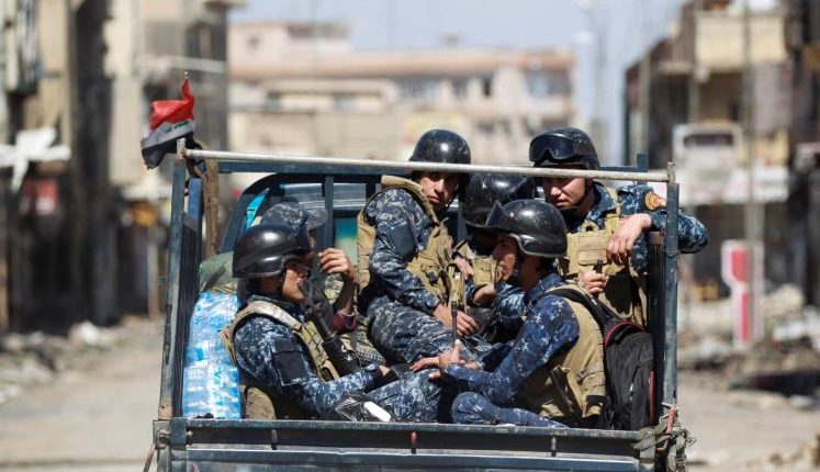 عناصر من الشرطة الاتحادية العراقية التي تخوض معارك مع تنظيم الدولة في الموصل (رويترز)