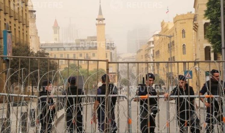 قوى الأمن اللبنانية تقطع شارعا يؤدي لمبنى البرلمان وسط بيروت في وقت سابق (رويترز)