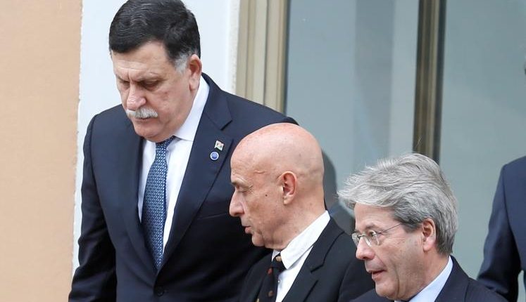 السراج (الأول يمينا) تحدث مع وزير داخلية إيطاليا بمناسبة اجتماع وزاري دولي بروما (رويترز)