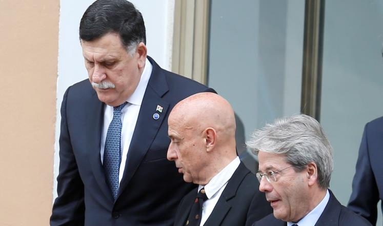 السراج (الأول يمينا) تحدث مع وزير داخلية إيطاليا بمناسبة اجتماع وزاري دولي بروما (رويترز)