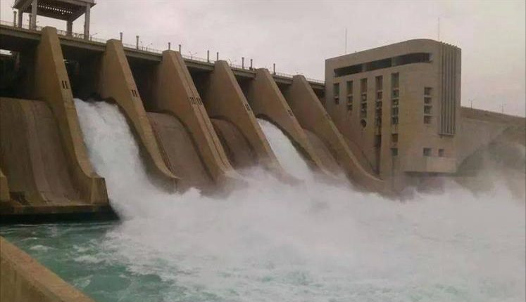 سد الفرات في مدينة الطبقة بريف الرقة هو أبرز مصادر توليد الكهرباء في المنطقة (الجزيرة)