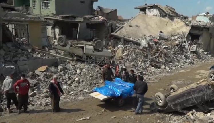 جثث جرى انتشالها من حي الموصل الجديدة الذي شهد مجزرة قتل فيها مئات المدنيين (الجزيرة)