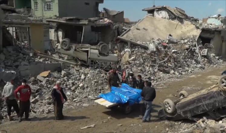جثث جرى انتشالها من حي الموصل الجديدة الذي شهد مجزرة قتل فيها مئات المدنيين (الجزيرة)