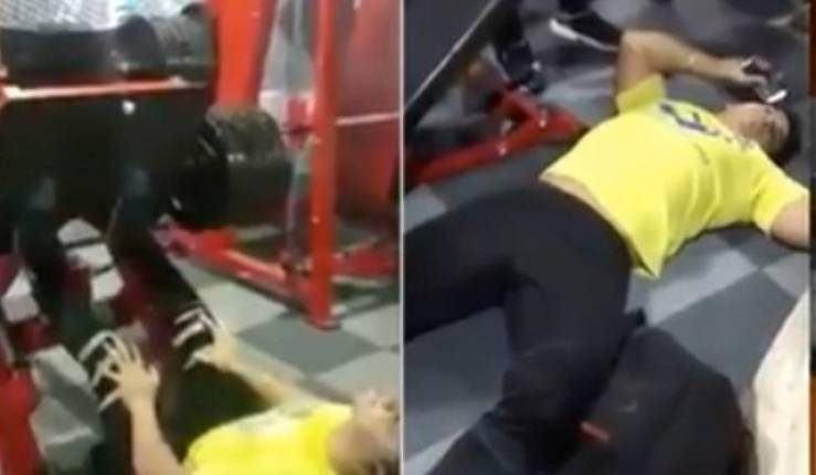 حاول رفع الأثقال بقدميه فوقع المحظور