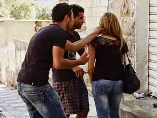 هذا ما فعلته فتاة بشاب تحرش بها أمام المارة في مصر!