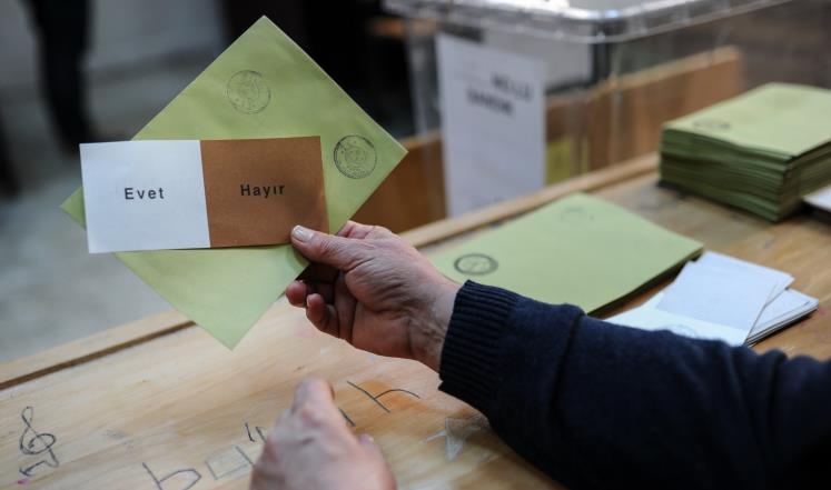 ورقتا الاستفتاء على التعديلات الدستورية في تركيا "نعم" (يسار) و"لا" (غيتي إيميجز)