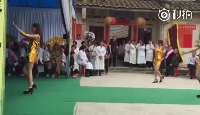 راقصات مثيرات في جنازة