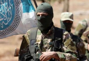مقاتلين من هيئة تحرير الشام في إدلب