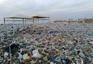 شاطئ مليء بالنفايات في لبنان