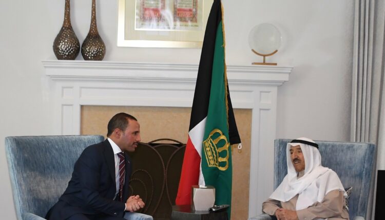 أمير الكويت صباح الأحمد إلى جانبه رئيس مجلس الأمة الكويتي مرزوق الغانم