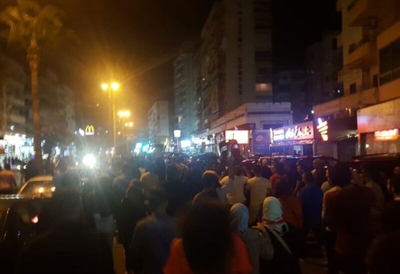 جرحى في تدافع بين المحتجين والقوى الأمنية أمام المصرف المركزي في صيدا