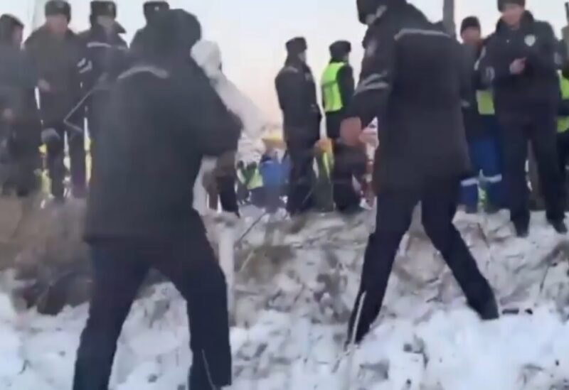 لحظة انتشال الرضيع من الطائرة الكازاخستانية