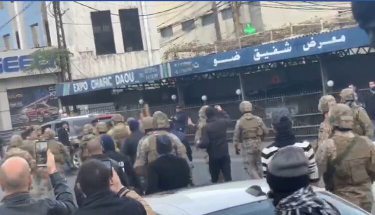 الجيش اللبناني يعتدي على الثوار السلميين في جل الديب