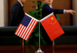 العلم الصيني والأمريكي