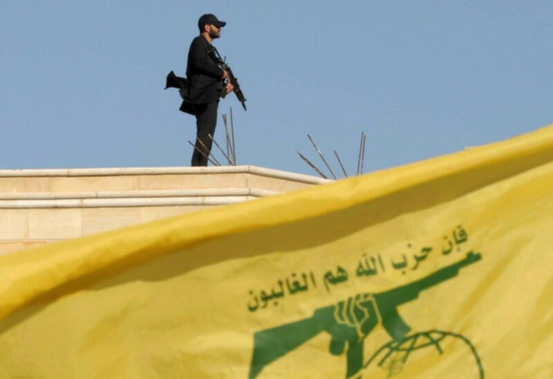 لبنان..أحد عناصر ميليشيا حزب الله التي تم تصنيفها بشقيها السياسي والعسكري على انها منظمة ارهابية في بريطانيا