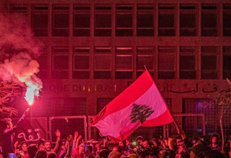 الثوار امام مصرف لبنان