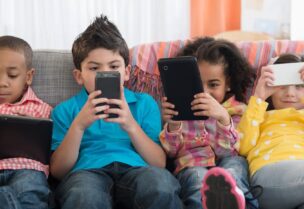 الأطفال والهواتف الذكية