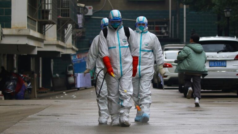 فرق قطاع الصحة الصيني تحاول السيطرة على فيروس كورونا بمدينة روينتشانغ الصين (رويترز)