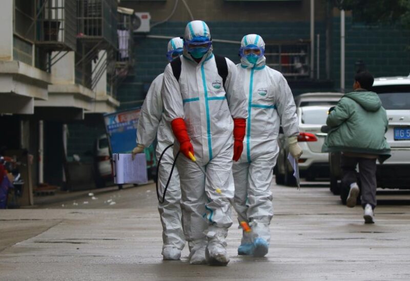 فرق قطاع الصحة الصيني تحاول السيطرة على فيروس كورونا بمدينة روينتشانغ الصين (رويترز)
