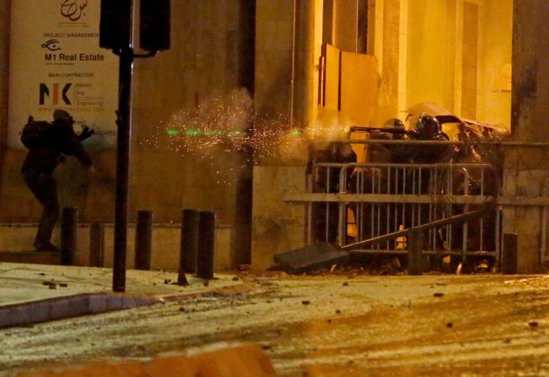 لقطة تُظهر "قوى الأمن" تطلق الرصاص المطاطي من مسافة قصيرة على احد الثوار بشكل مباشر