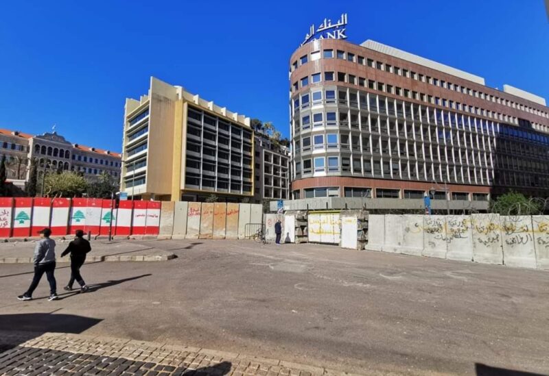 ساحة رياض الصلح في محيط السراي الحكومي بعد قيام السلطة الحاكمة رفع الجدران الإسمنتية