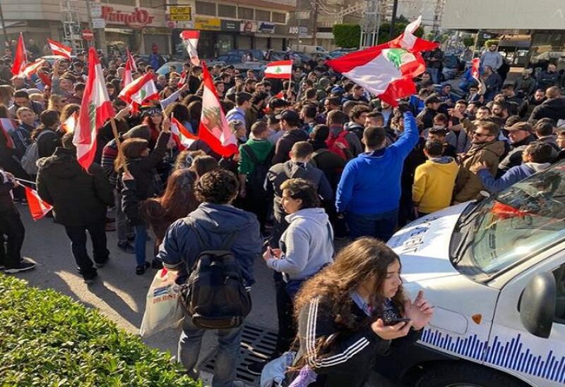 طلاب المدارس في لبنان شاركوا في تحركات الثوار