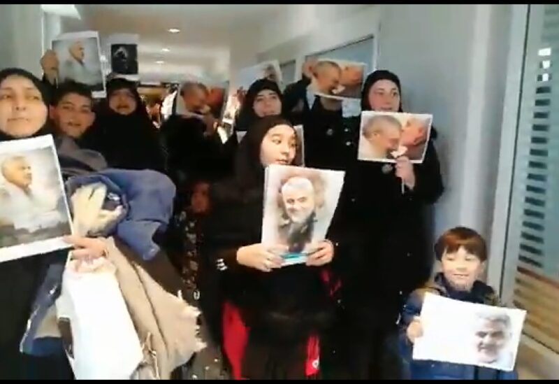 صورة من الفيديو يُظهر مجموعة كانت تهتف داخل مطار رفيق الحريري الدولي بيروت