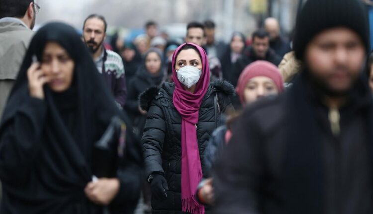 نساء ايرانيات في احدى المدن الإيرانية يقعون الأقنعة للوقاية من فيروس كورونا