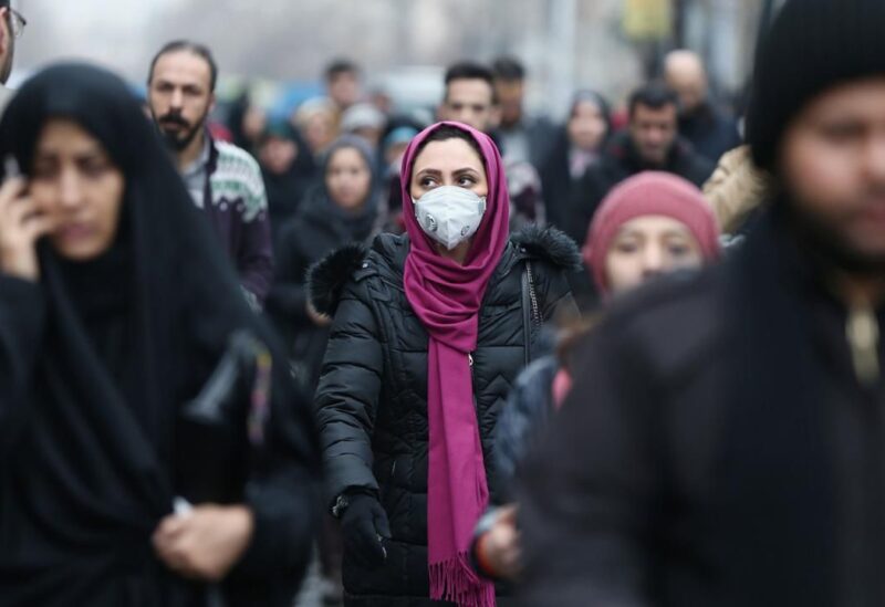 نساء ايرانيات في احدى المدن الإيرانية يقعون الأقنعة للوقاية من فيروس كورونا