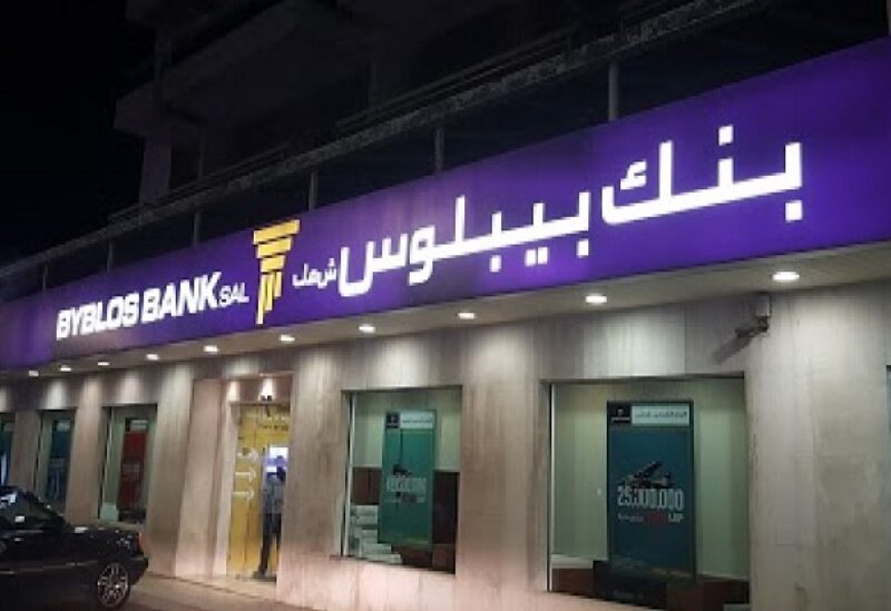 بالصور: القاء قنابل مولوتوف على مدخل مصرف في الشويفات
