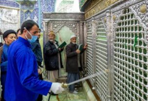 إيران تعيد فتح المساجد والأضرحة الدينية