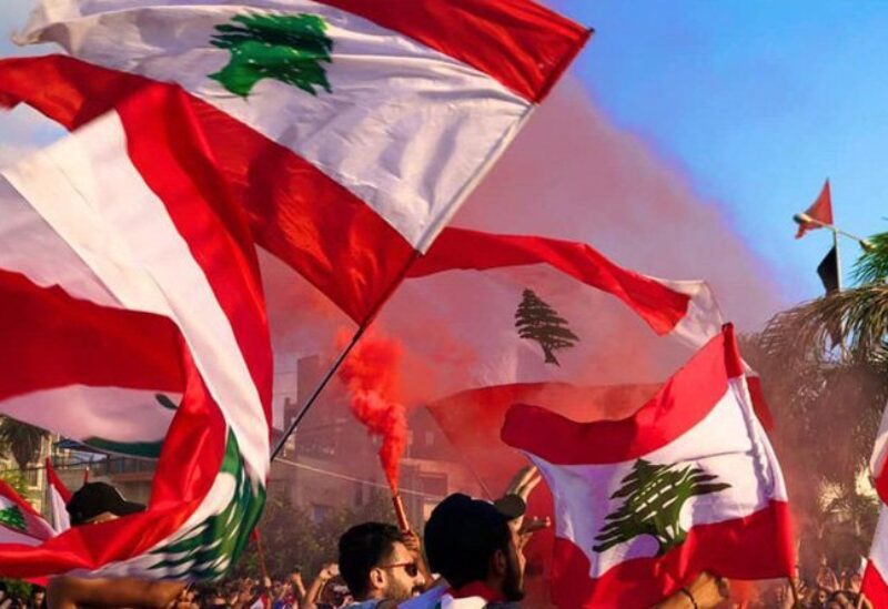 بدء توافد الثوار إلى ساحة الشراع في طرابلس وإلى امام مصرف لبنان في صيدا