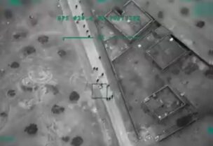 لقطة تُظهر قيام الطيران التركي بإستهداف عناصر من النظام السوري وميليشيا حزب الله في ادلب