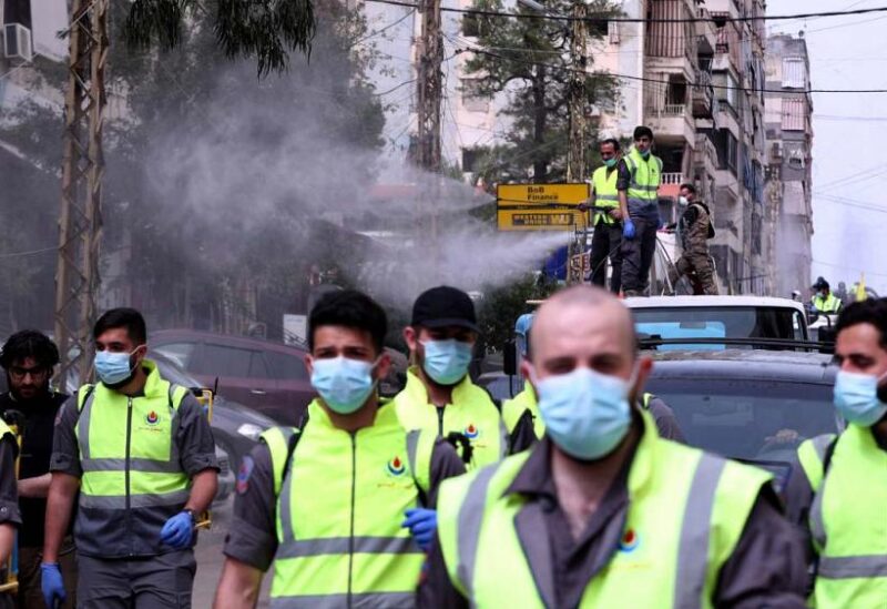 أفراد من ميليشيا حزب الله في الضاحية الجنوبية ضمن حملة لمكافحة فيروس كورونا