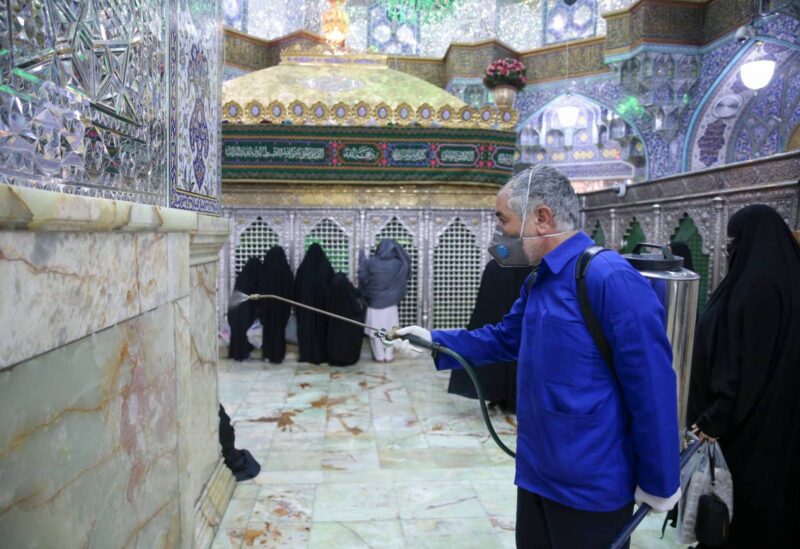 السلطات الإيرانية تقوم بتعقيم المزارات الدينية في قم تخوفاً من فيروس كورونا