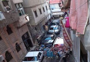 لقطة تُظهر نقل مصابين بفيروس كورونا من عائلة واحدة في حي السلم بـ الضاحية الجنوبية لمدينة بيروت