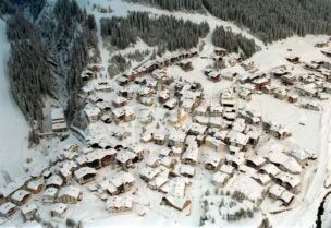 منتجع "إيشغل" للتزلج في النمسا الذي يُعتبر أحد أماكن إنتشار فيروس كورونا في أوروبا