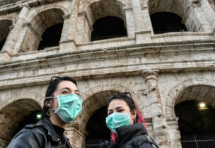 فتاتان في إيطاليا تضعان الأقنعة للوقاية من فيروس كورونا في مدينة روما