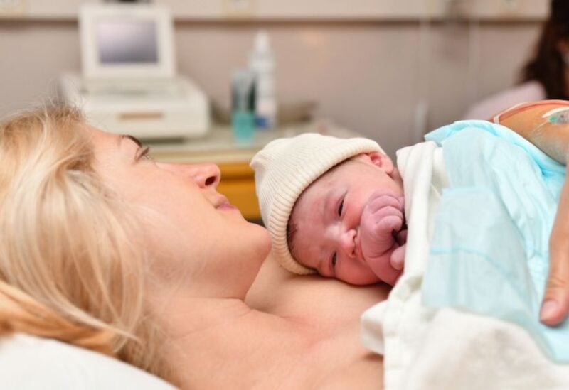 صور من غرفة الولادة تجمع الام والابن