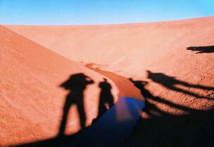 فريق "D.A.ST. Arteam" وهم يصورون ظلالهم في موقع "نَفَس الصحراء" (Desert Breath) في مصر