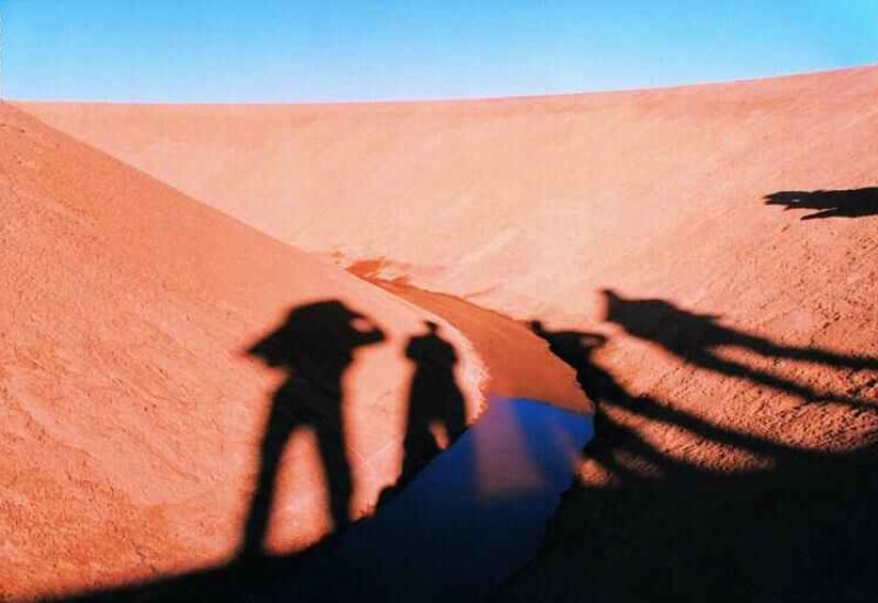 فريق "D.A.ST. Arteam" وهم يصورون ظلالهم في موقع "نَفَس الصحراء" (Desert Breath) في مصر