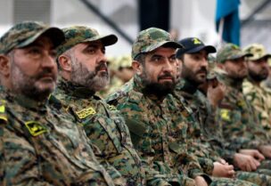 صورة تُظهر عناصر وضباط من ميليشيا حزب الله (أرشيفية)