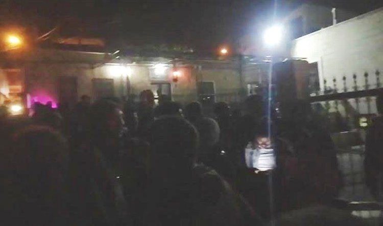 الثوار يرشقون منزل النائب الفرزلي بالحجارة