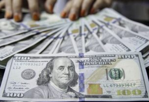 الدولار يحافظ على ارتفاعه