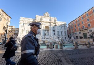 إيطاليا تعيد فرض قيود كورونا