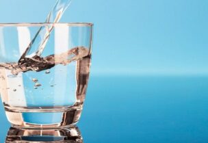 يجب شرب 8-10 أكواب من الماء خلال الفترة من الإفطار إلى السحور