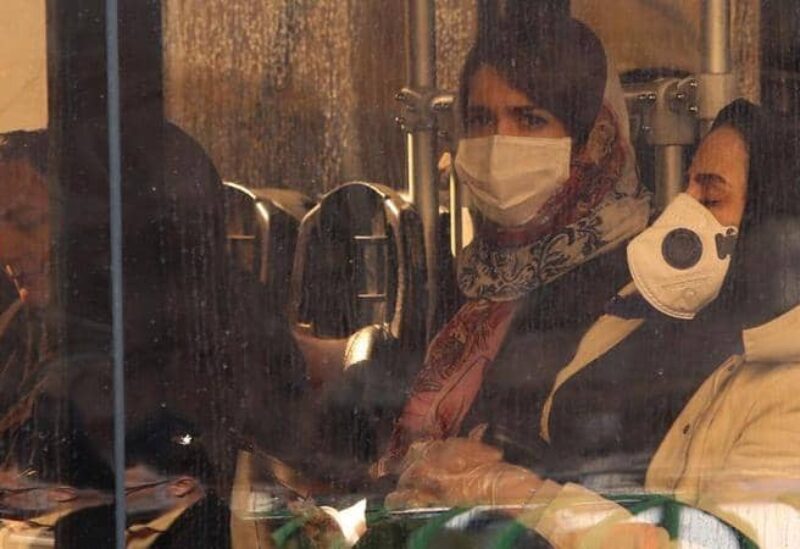 نساء في إيران يرتدين كمامات واقية