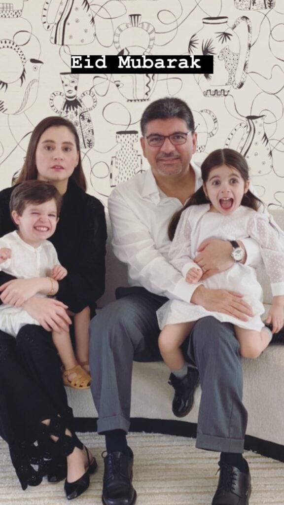 السيدة حسناء الحريري إلى جانب زوجها الشيخ بهاء الحريري وطفليهما